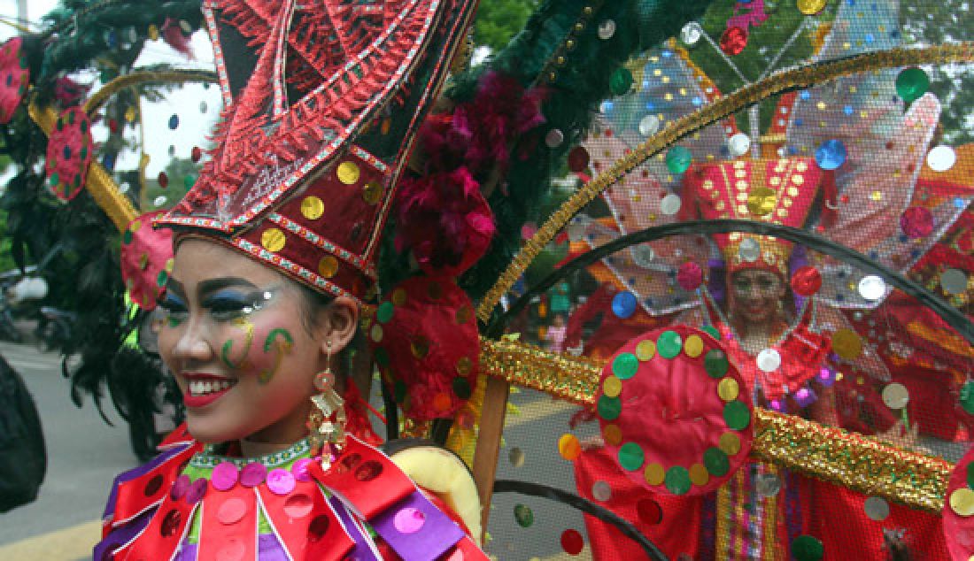 PAWAI: Peserta pawai mengenakan kostum kreasi etnik pada Pawai Budaya Sumatera Utara, di Medan, Senin (24/4). Kegiatan yang diharapkan mampu mempromosikan budaya yang ada di provinsi Sumut tersebut sekaligus untuk memperingati hari jadi ke-69 Provinsi Sumatera Utara. - JPNN.com