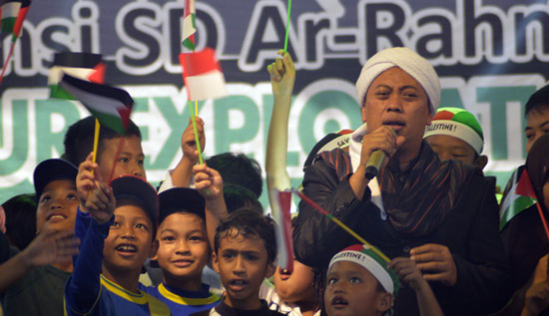 MENGHIBUR: Penyanyi Opick bersama pelajar SD Ar Rahman islamic School, Bukit Cinere, Depok, Jawa Barat bernyanyi melantunkan salah satu lagu hitsnya. - JPNN.com