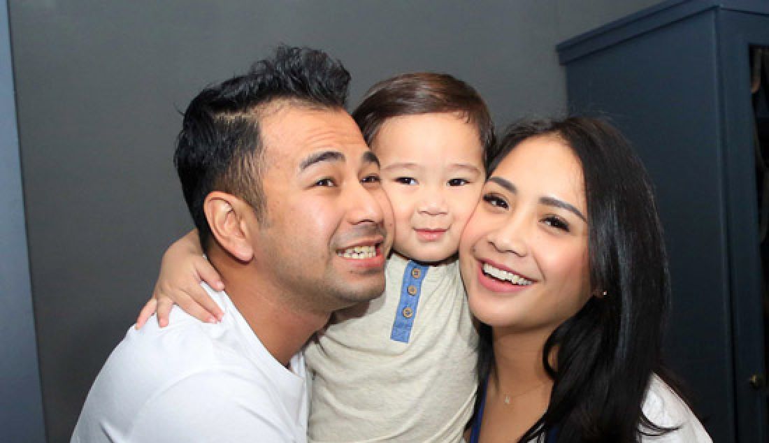 MASIH MESRA: Raffi Ahmad dan Nagita Slavina menggendong Rafathar kemarin (25/4). Keduanya menampik kabar pernikahan mereka sedang bermasalah. - JPNN.com