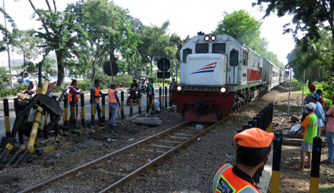 BERBAHAYA: Perlintasan KA depan SDN Margorejo III yang akan ditutup pasca-kecelakaan maut yang menewaskan tiga orang penumpang Xenia, Minggu (23/4). - JPNN.com