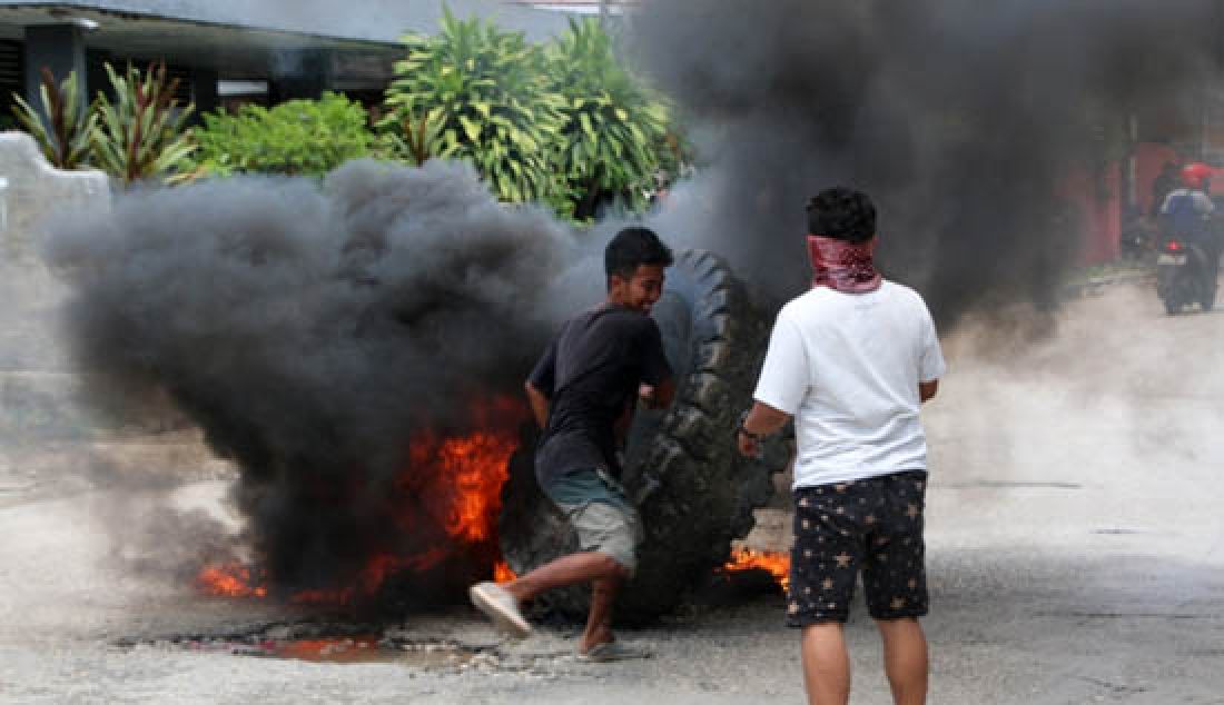 Puluhan warga Tanjung, Kelurahan Keraton, Selasa (25/4) melakukan aksi palang jalan di sejumlah titik dengan membakar ban bekas. Ini mereka lakukan karena menolak eksekusi oleh pihak Kepolisian. - JPNN.com