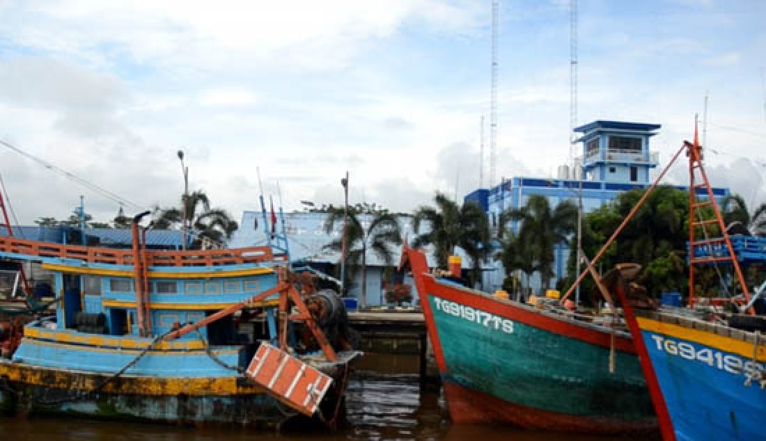 SARANA MENCURI IKAN: Inilah lima kapal Vietnam yang mencuri ikan di perairan Indonesia. Tiba di dermaga Stasiun PSDKP Pontianak, Rabu (26/4), setelah ditangkap awak KP Hiu 11 Ditjen PSDKP KKP, 21 April lalu. - JPNN.com