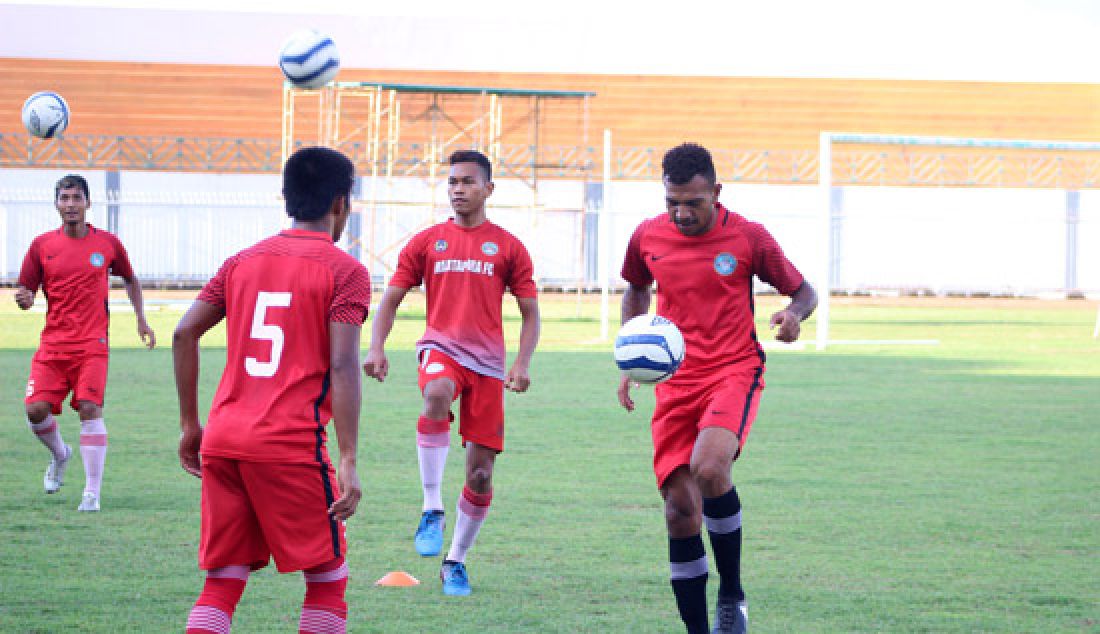 Suasana latihan tim Martapura FC di Stadion Demang Lehman Martapura, kemarin (26/4). - JPNN.com