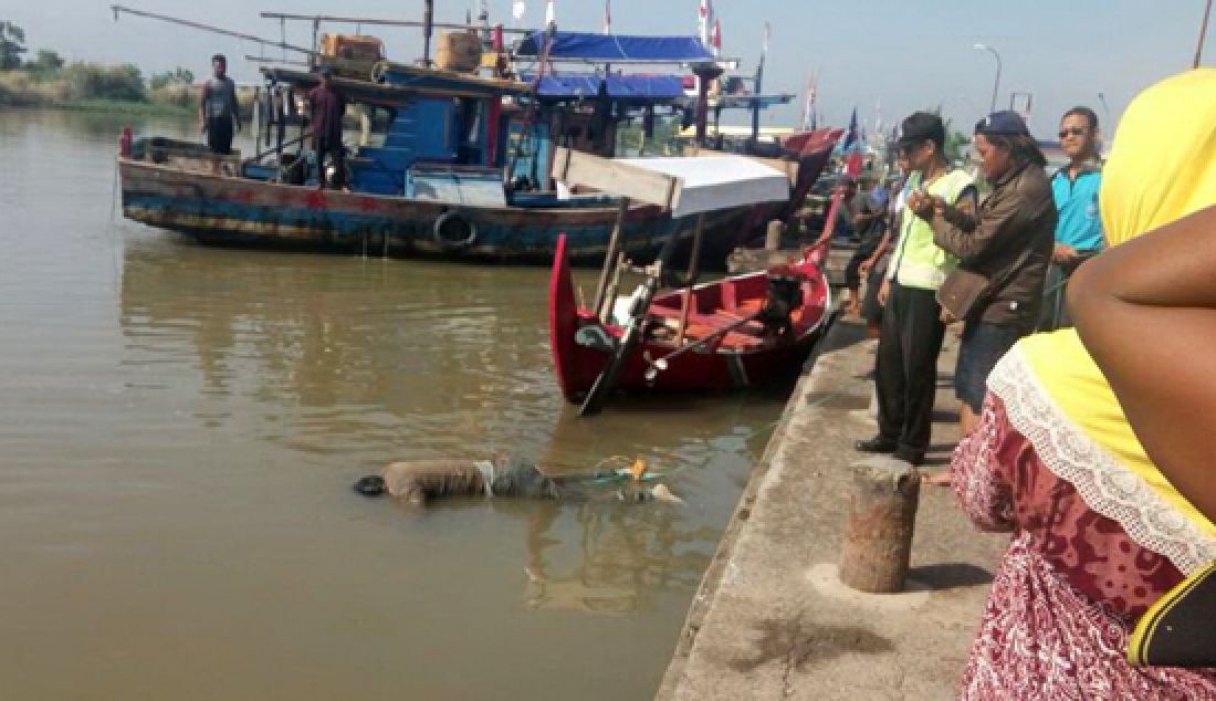 KEJUTKAN WARGA: Penemuan sesosok mayat laki-laki di Sungai Sengkarang Desa Pecakaran, Wonokerto mengejutkan warga sekitar, senin (1/5). - JPNN.com