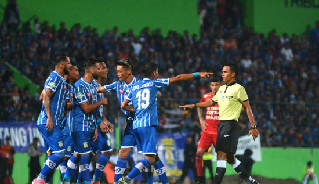 Para pemain Persiba memprotes wasit dalam lanjutan Liga 1 melawan Arema FC di Stadion Gajayana Malang, senin (1/5). Persiba herus menelan kekalahan pada laga kandang melawan Arema FC dengan skor akhir 0-1. - JPNN.com