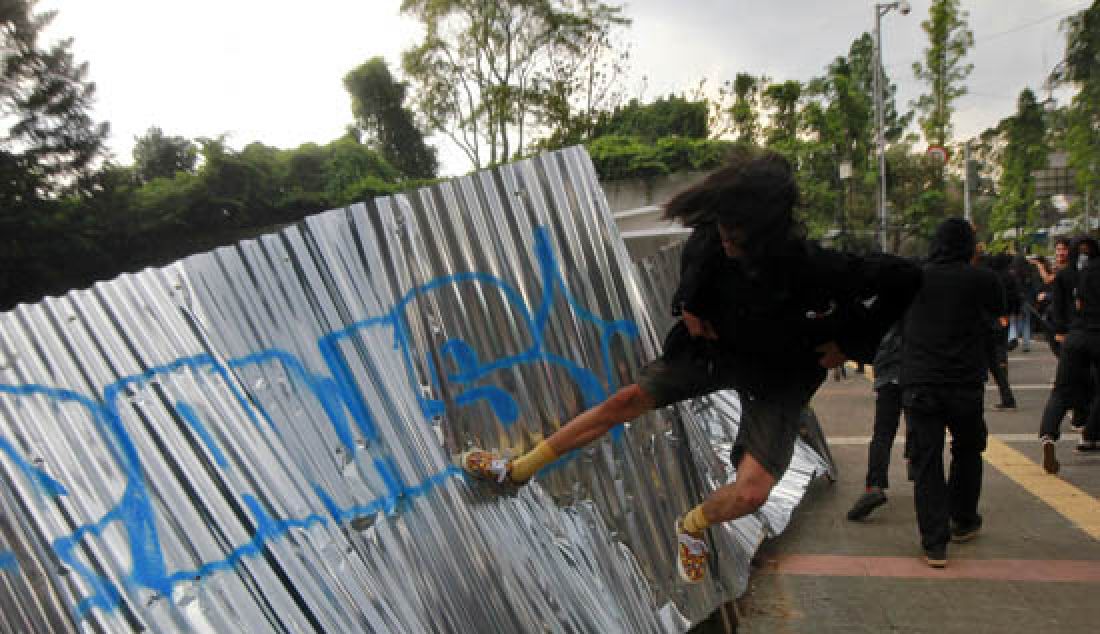 Sejumlah mahasiswa mengamuk saat hendak melakukan aksi pada peringatan Hari Buruh di Jalan Ir. H. Djuanda, Kota Bandung, Senin (1/5). Mahasiswa mengutuk aparat kepolisian karena melarang aksi buruh memperingati May Day di depan Gedung Sate dengan damai. - JPNN.com