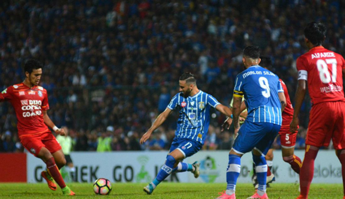 Pemain Persiba Balikpapan Anmar Aubaraki mencoba melewati hadangan para pemain Arema FC dalam lanjutan Liga 1 melawan Arema FC di Stadion Gajayana Malang, senin (1/5). Persiba herus menelan kekalahan pada laga kandang melawan Arema FC dengan skor akhir 0-1. - JPNN.com