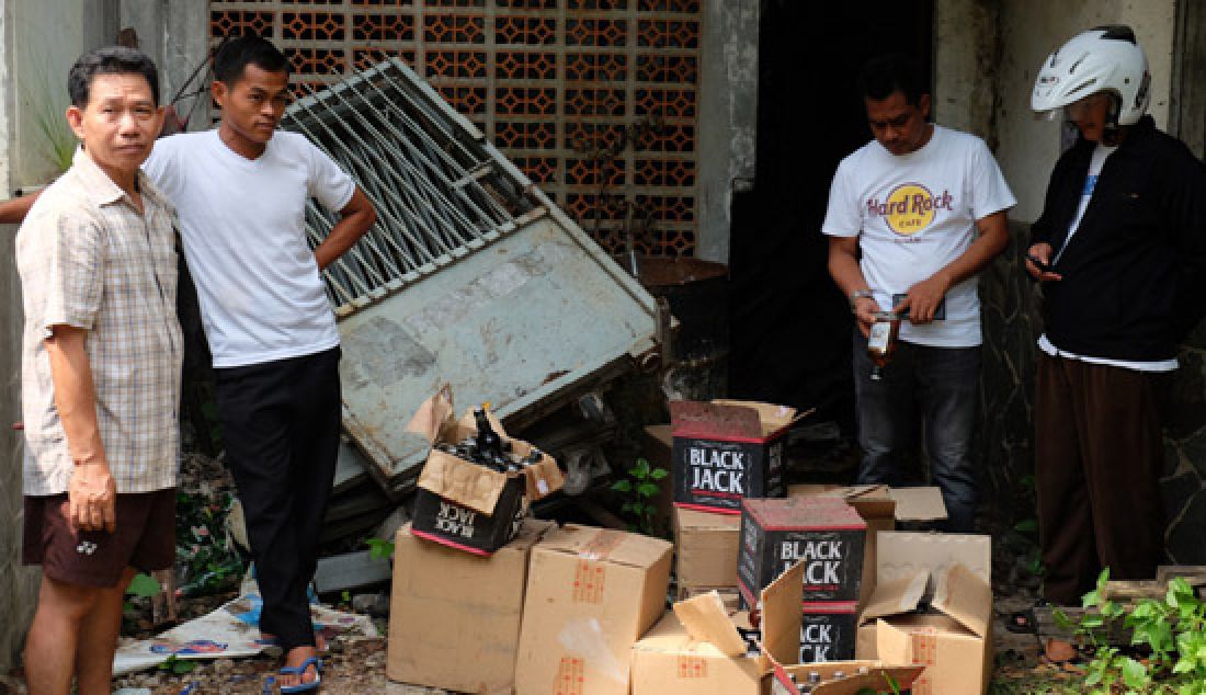 Warga melihat-lihat berbagai merk minuman keras (miras) disebuah gudang penyimpanan serta pengoplosan miras usai digrebek warga bersama polisi di Komplek perumahan Pondok Cilegon Indah (PCI), Serang, Selasa (2/5). Ribuan miras berbagai merk berhasil diamankan beserta enam mobil yang juga berisi miras. - JPNN.com