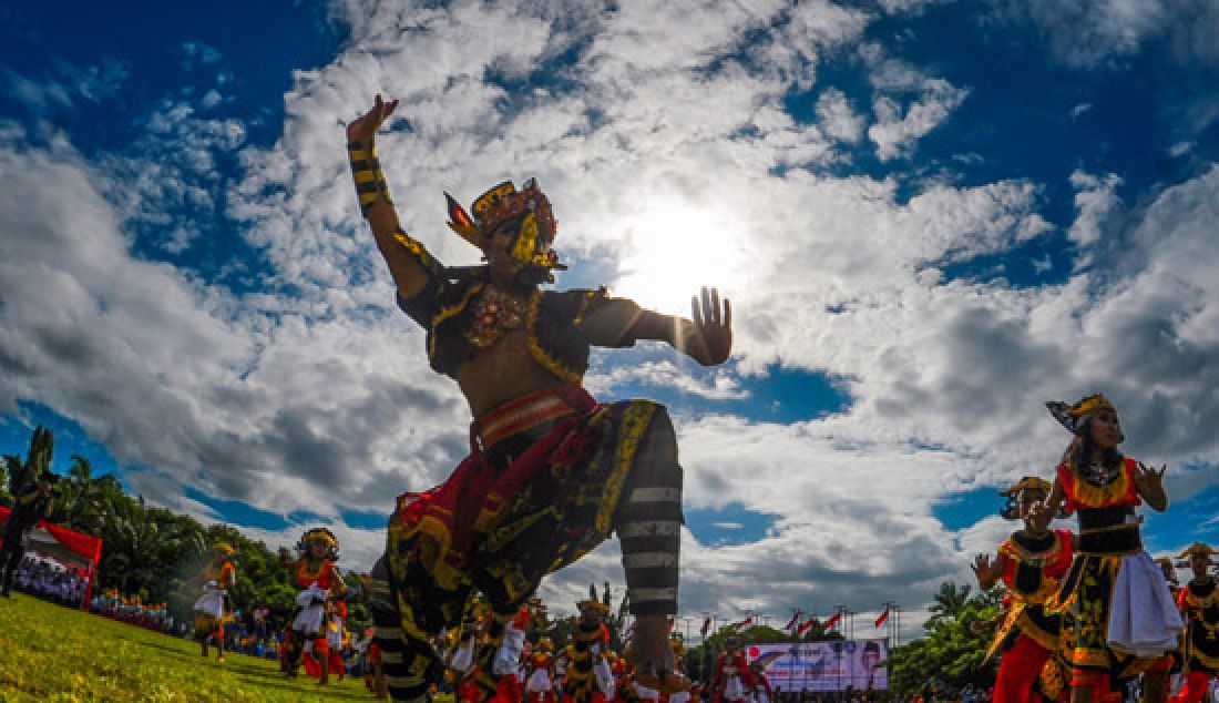 Sebanyak 750 siswa siswi sekolah dasar gelar tari kolosal di peringatan Hari Pendidikan Nasional selasa pagi (2/5) di lapangan Taman Blambangan Banyuwangi. - JPNN.com