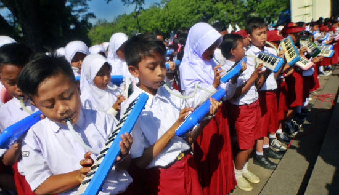 PECAHKAN REKOR: Sejumlah siswa sekolah dasar (SD) memainkan pianika secara serantak di Balaikota Bandung, Selasa (2/5). Sebanyak 2.216 Siswa dari 40 SD se-Kota Bandung berpartisipasi memecahkan rekor Original Rekor Indonesia (ORI) untuk peserta terbanyak kolaborasi bermain pianika dan kibor dalam rangka memperingati Hari Pendidikan Nasional. - JPNN.com