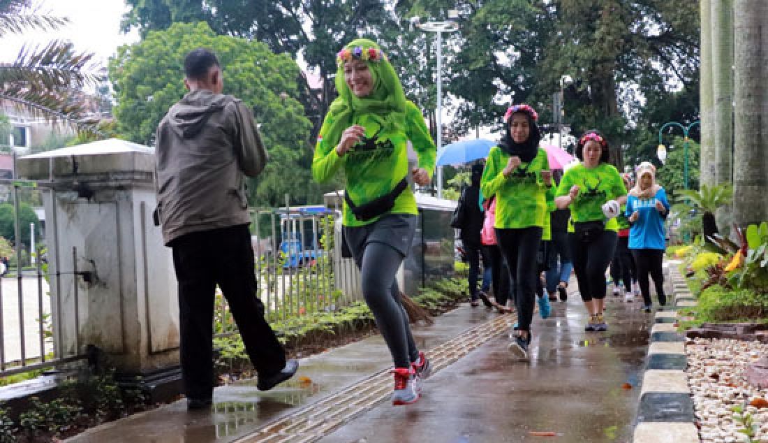 Komunitas lady runner bogor melakukan aktivitasnya di sekitar pedestrian kebun raya bogor. sejak berdiri tahun 2015 anggota komunitas ini sekarang berjumlah 1300an orang, hampir tiap pagi dan sore hari selalu ada anggota komunitas ini yang fun run mengelilingi kebun raya bogor. - JPNN.com