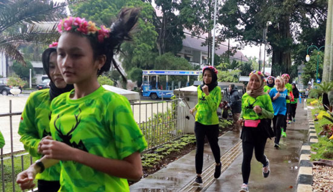 Komunitas lady runner bogor melakukan aktivitasnya di sekitar pedestrian kebun raya bogor. sejak berdiri tahun 2015 anggota komunitas ini sekarang berjumlah 1300an orang, hampir tiap pagi dan sore hari selalu ada anggota komunitas ini yang fun run mengelilingi kebun raya bogor. - JPNN.com