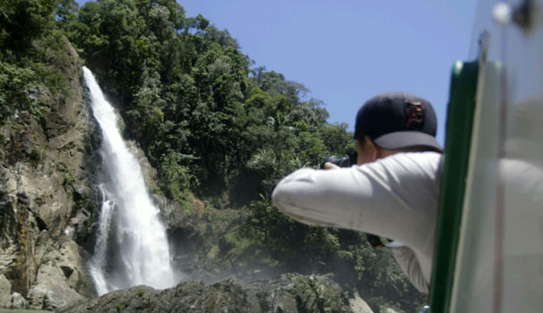 SURGA TERSEMBUNYI: Air terjun Jantur Kenheq di Mahakam Ulu bisa dinikmati ketika melintasi riam panjang. Saking derasnya, air terjun Jantur Kenheq menimbulkan kabut air di daerah sekitar. - JPNN.com