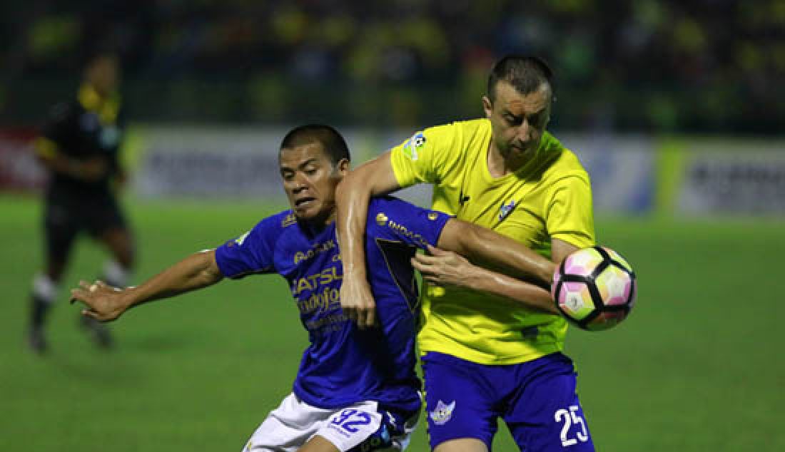 Tantan pemain Persib Bandung berebut bola dengan Goran Ganchev pemain Persegres pada pertandigan liga 1 di Stadion Petrokimia Gresik. Persib Bandung berhasil meraih Gol pada menit akhir babak dua dengan skor akhir 0-1 untuk persib bandung, Rabu (3/5). - JPNN.com