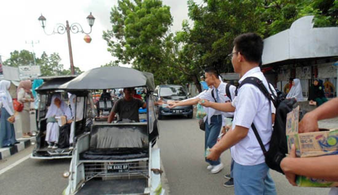 ENGUMUMAN KELULUSAN: Suasana para siswa SMA setelah menerima hasil pengumuman UN ada yang corat-coret seragam sekolah, konvoi sepeda motor di jalan raya hingga sujud syukur. Bahkan, ada pula yang mengisi momen tersebut dengan melakukan bhakti sosial dengan membagi-bagikan makanan dan minuman kepada warga. - JPNN.com