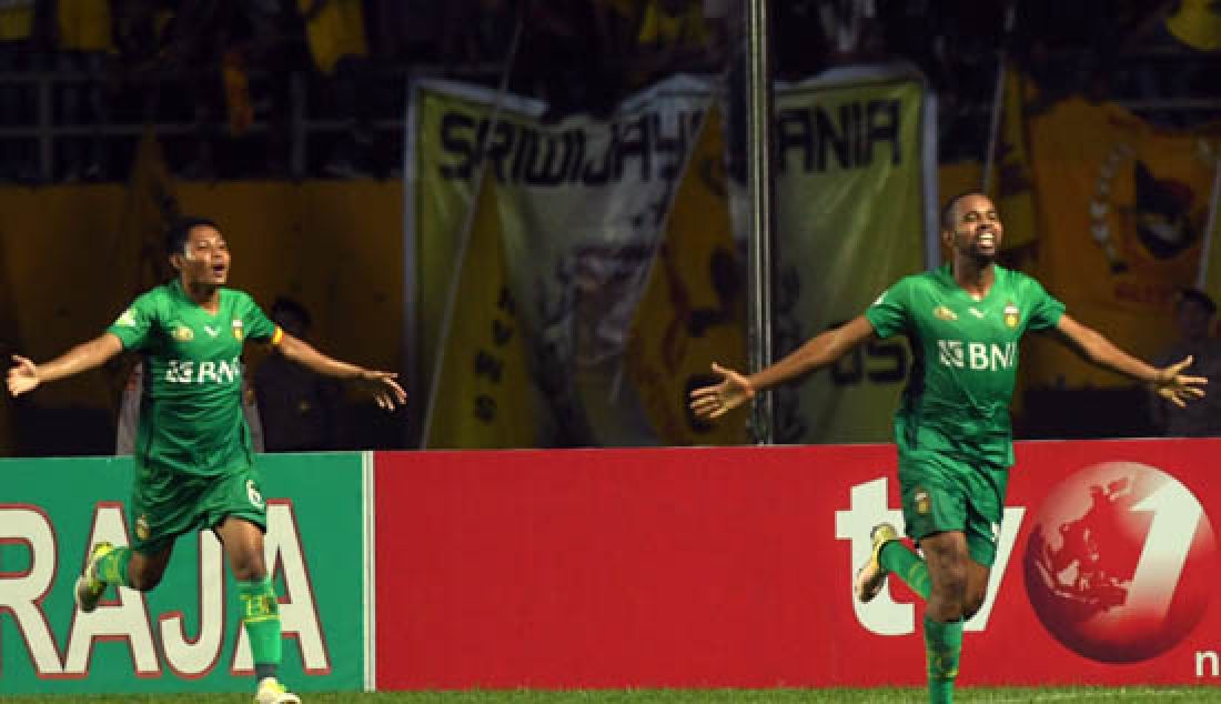 GOL: Thiago Furtuoso Bhayangkara FC, usai menjebol gawang Sriwijaya FC yang ke dua, bersama Evan Dimas pada lanjuta liga 1 di gelora sriwijaya palembang, Rabu (3/5). Skor akhir SFC 1-2 Bhayangkara FC. - JPNN.com