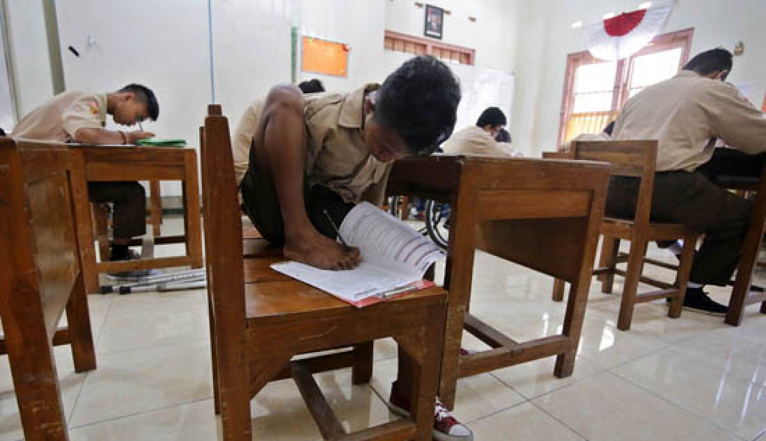 Siswa-siswi SMPLB D YPAC Surakarta mengisi lembar jawaban menggunakan kertas atau Ujian Nasional Berbasis Kertas dan Pensil (UNKP) saat mengikuti ujian mata pelajaran bahasa inggris, Kamis (4/5). Sebanyak 16 siswa SMPLB D mengikuti Ujian Nasional di sekolah tersebut. - JPNN.com