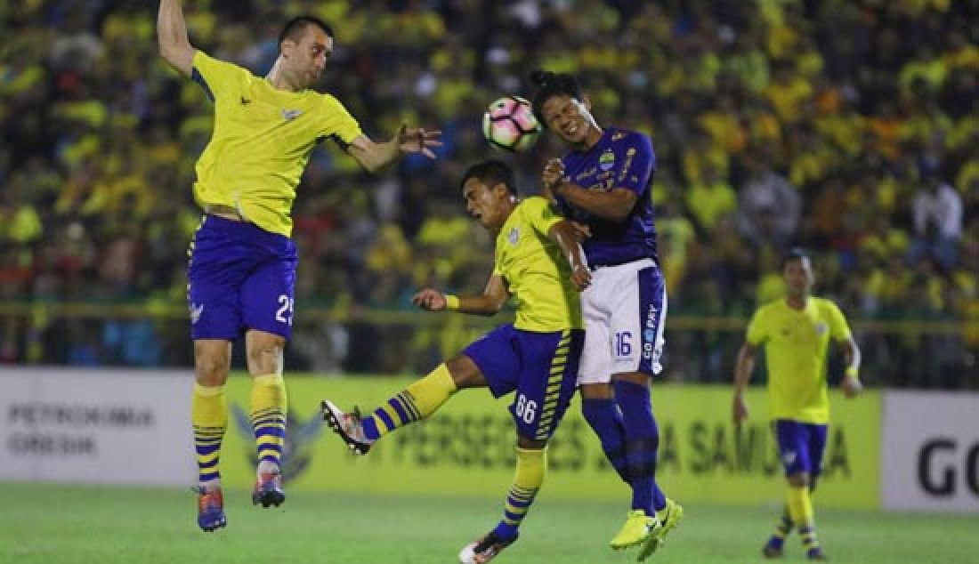 Ahmad Jufriyanto pemain Persib Bandung berebut bola di udara dengan Gufroni Al Maruf pemain Persegres pada pertandigan liga 1 di Stadion Petrokimia Gresik. Persib Bandung berhasil meraih Gol pada menit akhir babak dua dengan skor akhir 0-1 untuk persib bandung, Rabu (3/5). - JPNN.com