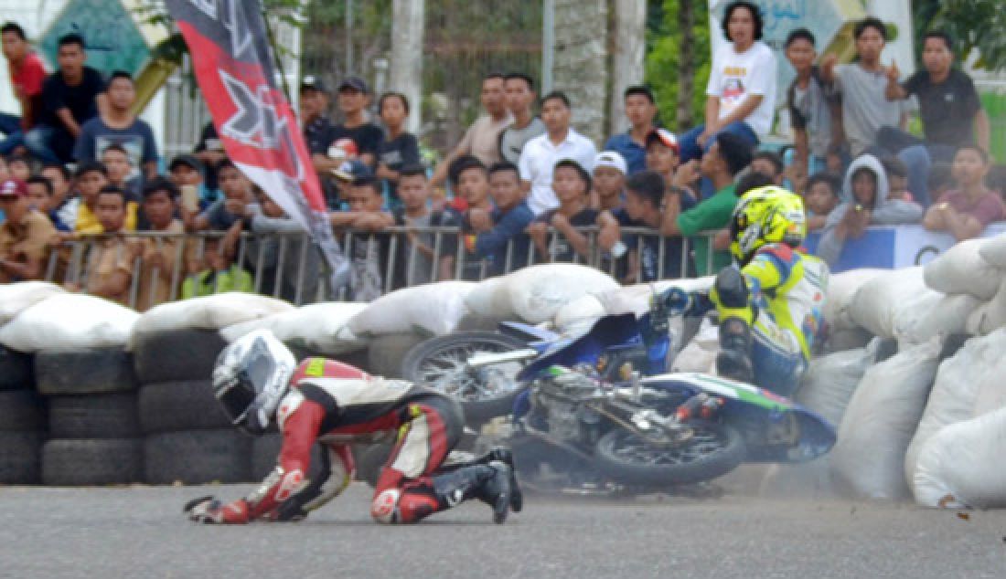 TERJATUH: Balap Motor Prix Regional I Sumatera putaran III Jambi 2017 resmi digelar hari ini di sirkuit non permanen tugu jam, Kota Baru, Kota Jambi. Sebanyak 500 lebih pembalap dari berbagai daerah akan unjuk kebolehan dalam ajang bergengsi tahunan. - JPNN.com