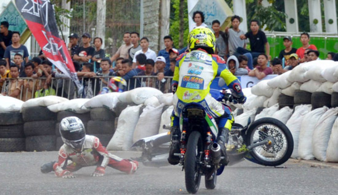 TERJATUH: Balap Motor Prix Regional I Sumatera putaran III Jambi 2017 resmi digelar hari ini di sirkuit non permanen tugu jam, Kota Baru, Kota Jambi. Sebanyak 500 lebih pembalap dari berbagai daerah akan unjuk kebolehan dalam ajang bergengsi tahunan. - JPNN.com