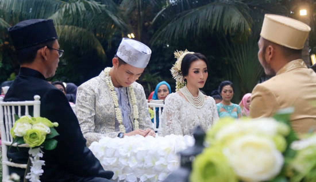 Penyanyi Rini Wulandari dan Jevin Julian melangsungkan akad nikah di Rumah Sarwono, Pasar Minggu, Jakarta, Minggu (7/5). - JPNN.com