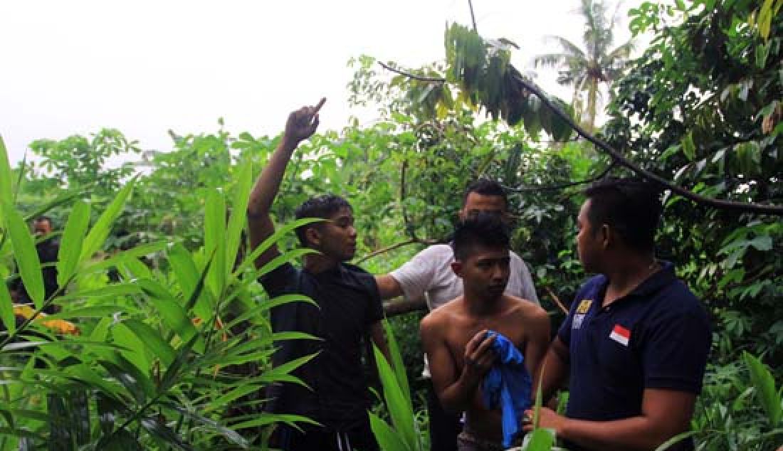 TANGKAP: Dua orang narapida rumah tahanan (Rutan) klas II B Jalan Sialang Bungkuk, Kulim, Pekanbaru, yang sempat kabur, Sabtu (6/5). Napi tersebut ditangkap di Jalan Jawa, tenayan raya oleh anggota kepolisian Polsek Tenayan Raya dan akan dibawa kembali ke Rutan. - JPNN.com