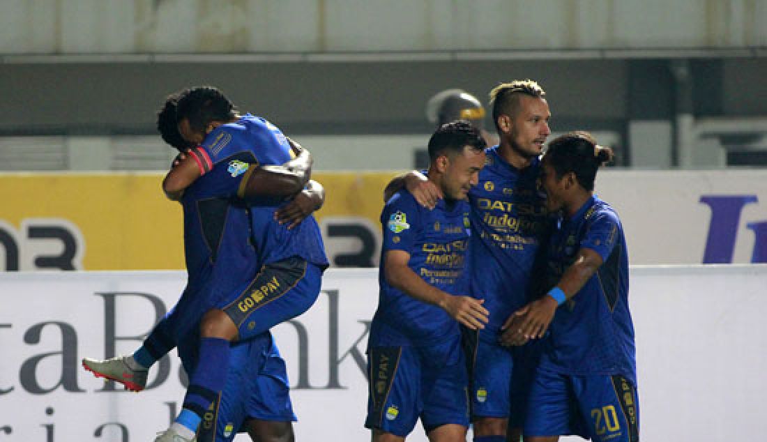 Pemain Persib Bandung melakukan selebrasi saat berhasil menjebol gawang Persipura Jayapura pada pertandingan Liga 1 2017, di Stadion Gelora Bandung Lautan Api (GBLA), Kota Bandung, Minggu (7/5). Persib menang atas Persipura Jayapura dengan skor akhir 1-0. - JPNN.com