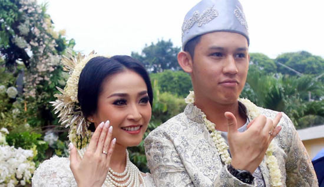 Penyanyi Rini Wulandari dan Jevin Julian melangsungkan akad nikah di Rumah Sarwono, Pasar Minggu, Jakarta, Minggu (7/5). - JPNN.com