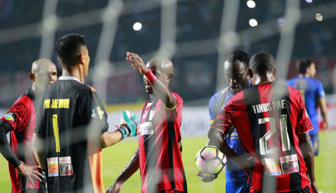 Pemain Persib Bandung Michael Essien bersiap melakukan tendangan penalti saat berebut bola dengan pemain Persipura Jayapura pada pertandingan Liga 1 2017, di Stadion Gelora Bandung Lautan Api (GBLA), Kota Bandung, Minggu (7/5). Persib menang atas Persipura Jayapura dengan skor akhir 1-0. - JPNN.com