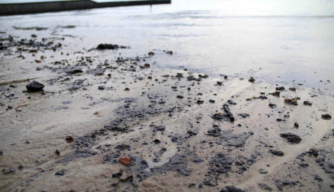 BERSIH LAGI: Tumpahan minyak yang mengotori Pantai Monpera, Senin (1/5) lalu sudah tak terlihat lagi. Tampak warga kembali ramai mengunjungi pantai di Jalan Jenderal Sudirman ini, Minggu (7/5). Hamparan pasir putih bersih membuat pengunjung tak bosan untuk mandi di pantai. - JPNN.com