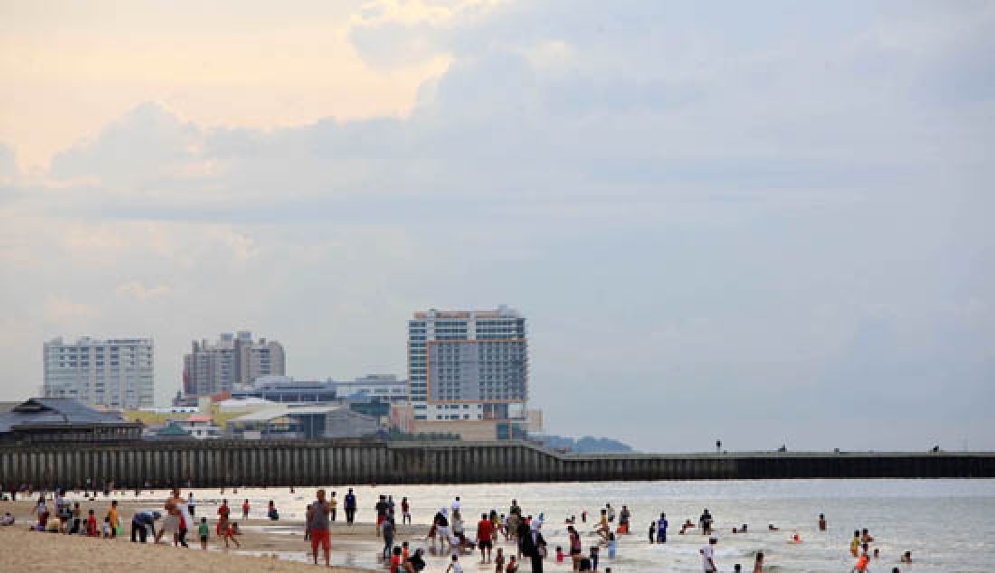 BERSIH LAGI: Tumpahan minyak yang mengotori Pantai Monpera, Senin (1/5) lalu sudah tak terlihat lagi. Tampak warga kembali ramai mengunjungi pantai di Jalan Jenderal Sudirman ini, Minggu (7/5). Hamparan pasir putih bersih membuat pengunjung tak bosan untuk mandi di pantai. - JPNN.com