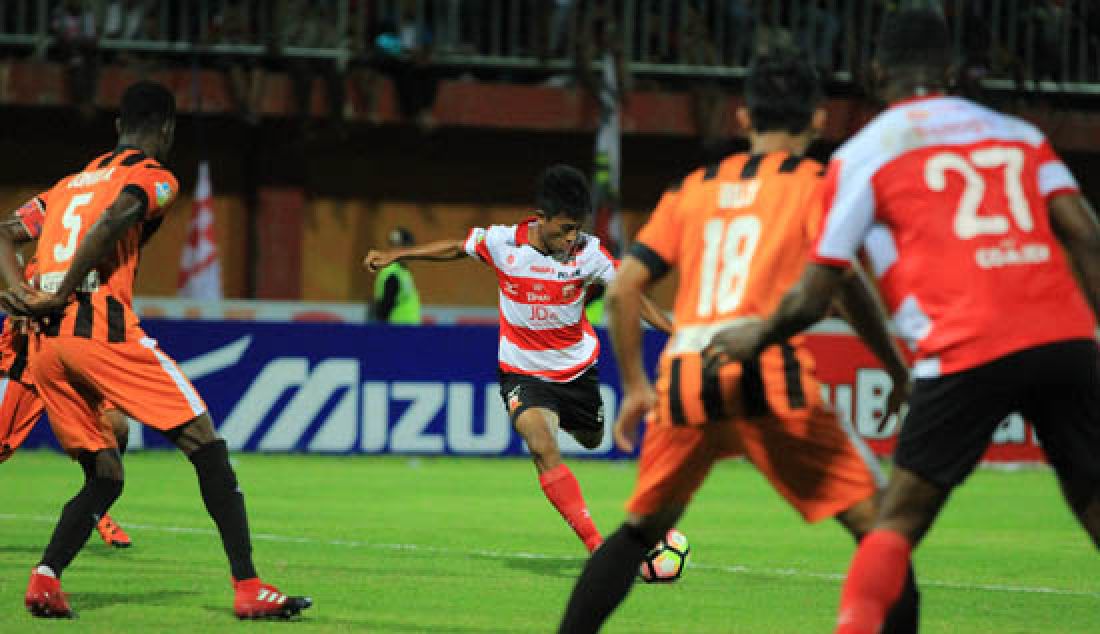 Pemain Madura United, Bayu Gatra Sanggiawan mencoba menendang bola ke gawang namun jauh diatas mistar gawang. pertandingan antara Madura United melawan Perseru Serui berakhir dengan skor imbang yakni 1-1 di Stadion Gelora Ratu Pamelingan, senin (8/5). - JPNN.com