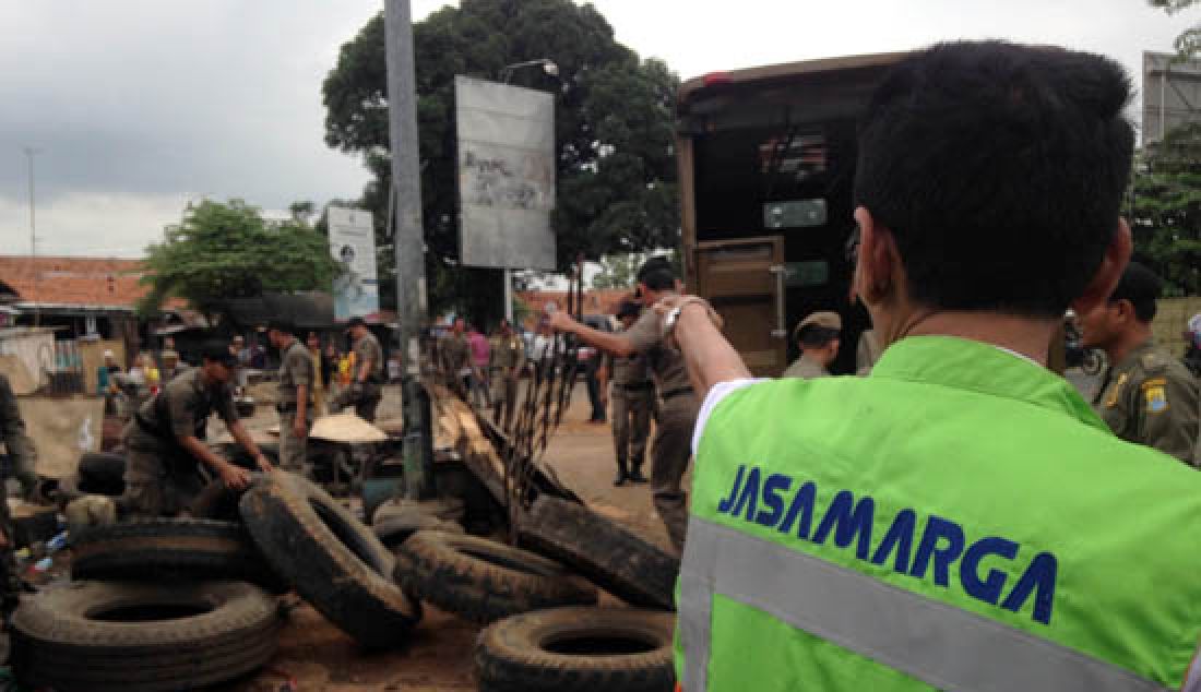 DIBONGKAR: Karena dianggap membahayakan arus lalu lintas di dalam tol, sekitar 11 warung yang berada di kawasan gerbang tol Ciperna, Kabupaten Cirebon dieksekusi oleh Sat Pol PP Kabupaten Cirebon dan juga Jasa Marga, Senin (8/5). - JPNN.com