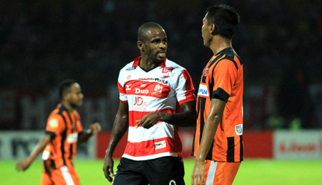 Greg Nwokolo marah kepada pemain Perseru Serui Moch. Zaenuri karena bermain kasar terhadapnya. Pertandingan antara Madura United melawan Perseru Serui berakhir dengan skor imbang yakni 1-1 di Stadion Gelora Ratu Pamelingan, senin malam (8/5). - JPNN.com