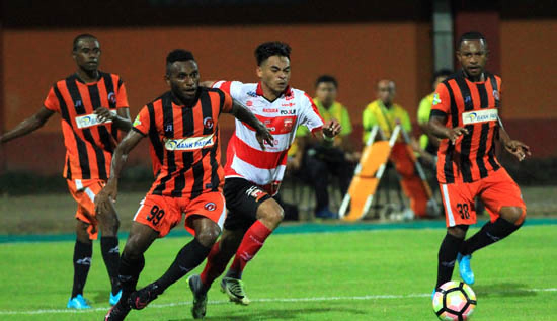 Pemain Madura United, Saldi dikepung pemain Perseru Serui, pertandingan antara Madura United melawan Perseru Serui berakhir dengan skor imbang yakni 1-1 di Stadion Gelora Ratu Pamelingan, senin malam (8/5). - JPNN.com