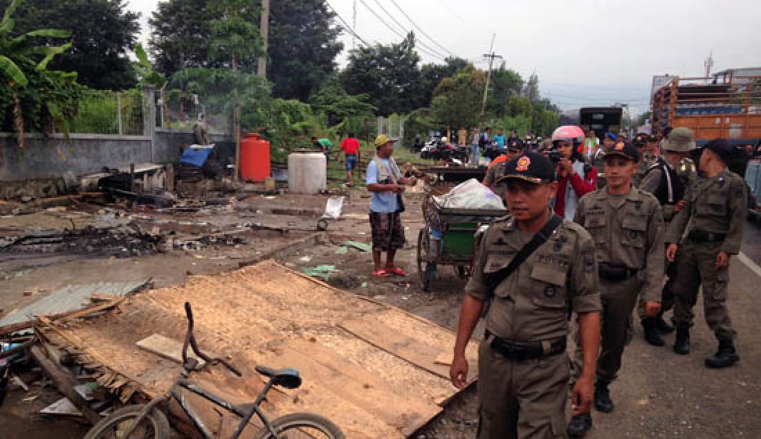 DIBONGKAR: Karena dianggap membahayakan arus lalu lintas di dalam tol, sekitar 11 warung yang berada di kawasan gerbang tol Ciperna, Kabupaten Cirebon dieksekusi oleh Sat Pol PP Kabupaten Cirebon dan juga Jasa Marga, Senin (8/5). - JPNN.com