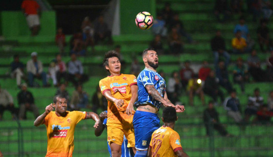 Pemain Persiba Balikpapan Marlon Silva berebut bola dengan pemain Sriwijaya FC Palembang dalam laga lanjutan Liga 1 di Stadion Gajayana, Malang, Rabu (9/5). Sriwjaya berhasil unggul dengan skor akhir 0-2 untuk kemenangan tim tamu. - JPNN.com