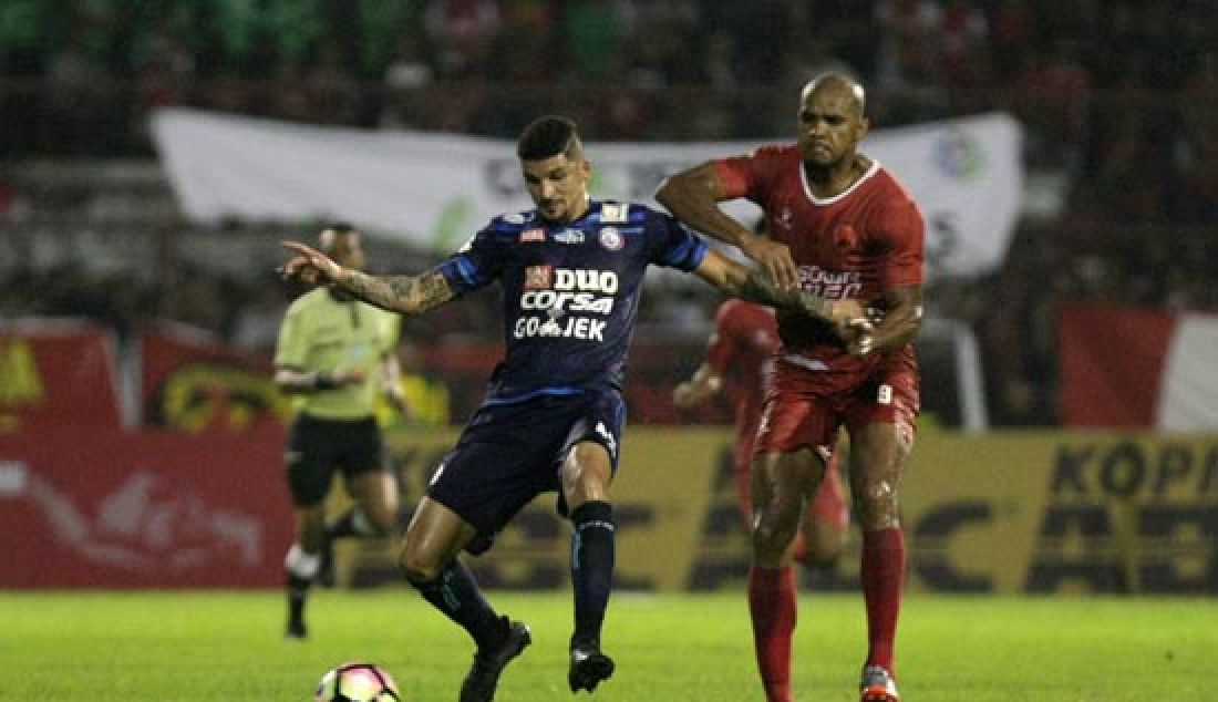 Pemain belakang Arema Fc Arthur Cunha mengamankan bola dari kejaran pemain PSM Makassar Reinaldo Da Costa (merah) dalam laga Liga I di Stadion Andi Matalatta Makassar, Rabu (10/5). kedudukan berakhir 1-0 untuk tuan rumah PSM yang dicetak oleh Reinaldo Da Costa. Pemain Arema Fc Junda Irawan mendapat kertu merah pada babak I. - JPNN.com