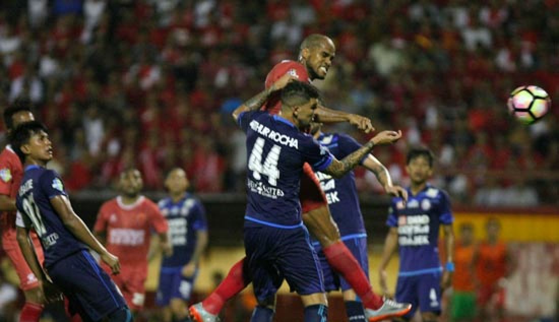 Sundulan kepala Reinaldo Da Costa (merah) tak mampu diantisipasi pemain belakang Arema Fc Arthur Cunha sehingga menghasilkan gol untuk tuan rumah PSM Makassar dalam laga Liga I di Stadion Andi Matalatta Makassar, Rabu (10/5). Kedudukan berakhir 1-0 untuk tuan rumah PSM. - JPNN.com