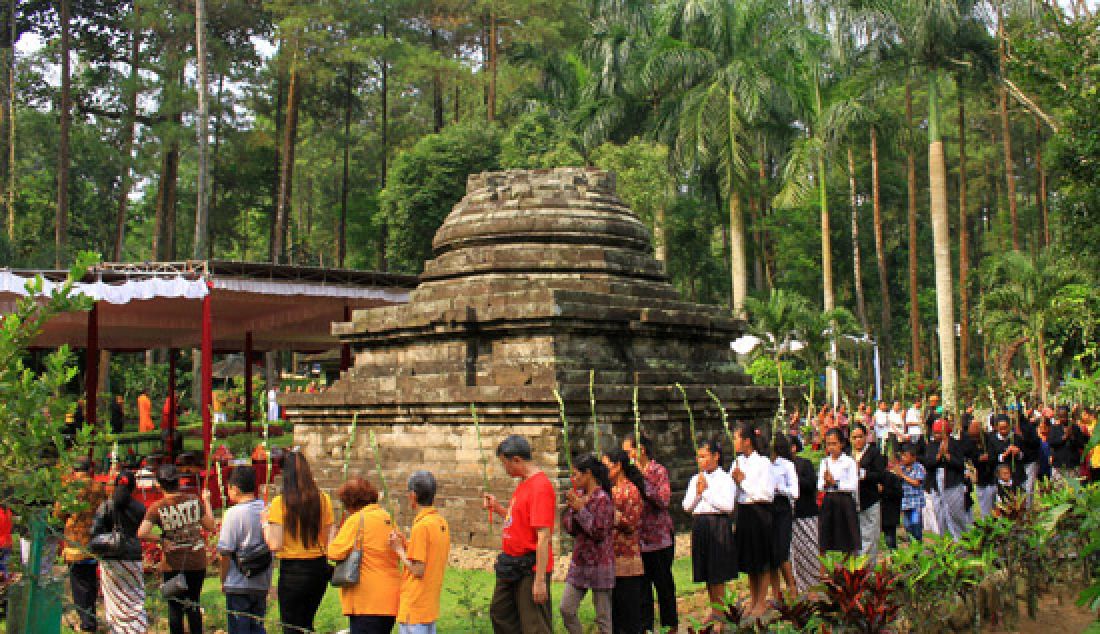 Umat Budha dari Malang Raya Saat merayakan hari raya Waisak 2561 TB, di Candi Sumberawan, Desa Toyomarto, Kecamatan Singosari. Ritual Pradhaksina yang menjadi awal perayaan Waisak, kemarin (11/5). - JPNN.com