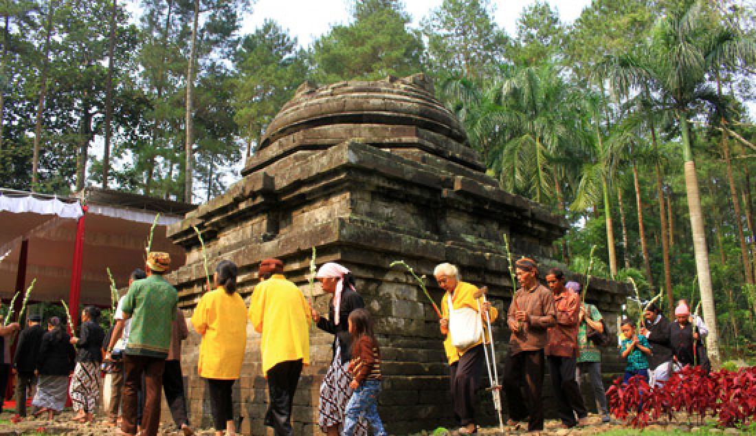 Umat Budha dari Malang Raya Saat merayakan hari raya Waisak 2561 TB, di Candi Sumberawan, Desa Toyomarto, Kecamatan Singosari. Ritual Pradhaksina yang menjadi awal perayaan Waisak, kemarin (11/5). - JPNN.com