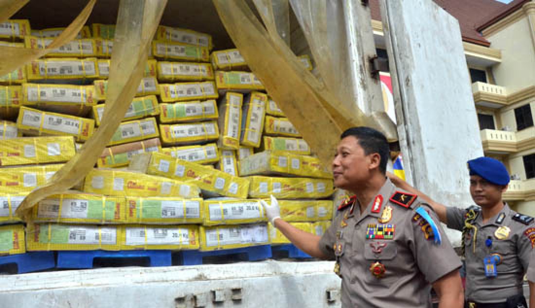 Anggota Subdit I Indagsi Ditreskrimsus Polda Jambi, 9 Mei 2017 berhasil mengamankan 15 Ton daging beku dari luar negeri, Kamis (11/5). Kapolda Jambi Brigjen Pol Priyo Widyanto melihat barang bukti daging beku senilai Rp 500 juta lebih di lapangangan hitam mapolda jambi. - JPNN.com