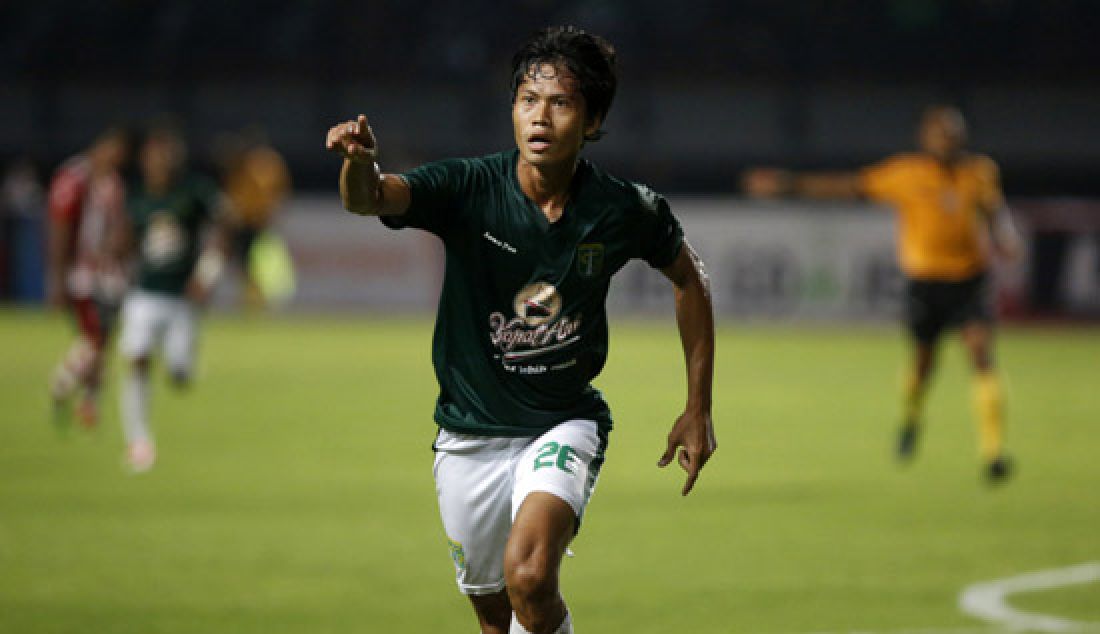 Rishadi Fauzi, pemain Persebaya melakukan selebrasi setelah berhasil mencetak gol saat melawan Persepam MU dalam pertandingan Liga 2 di Stadion Gelora Bung Tomo, Surabaya, Kamis (11/5). Persebaya berhasil mengalahkan Persepam MU dengan skor 3-1. - JPNN.com