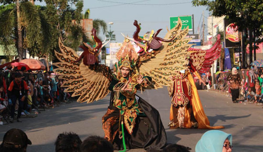 CIREBON HERITAGE: Sejumlah model memamerkan karya-karya desainer dengan ciri khas Batik Cirebon Mega Mendung pada festival Cirebon Heritage di Jl Tuparev, Minggu (14/5). - JPNN.com