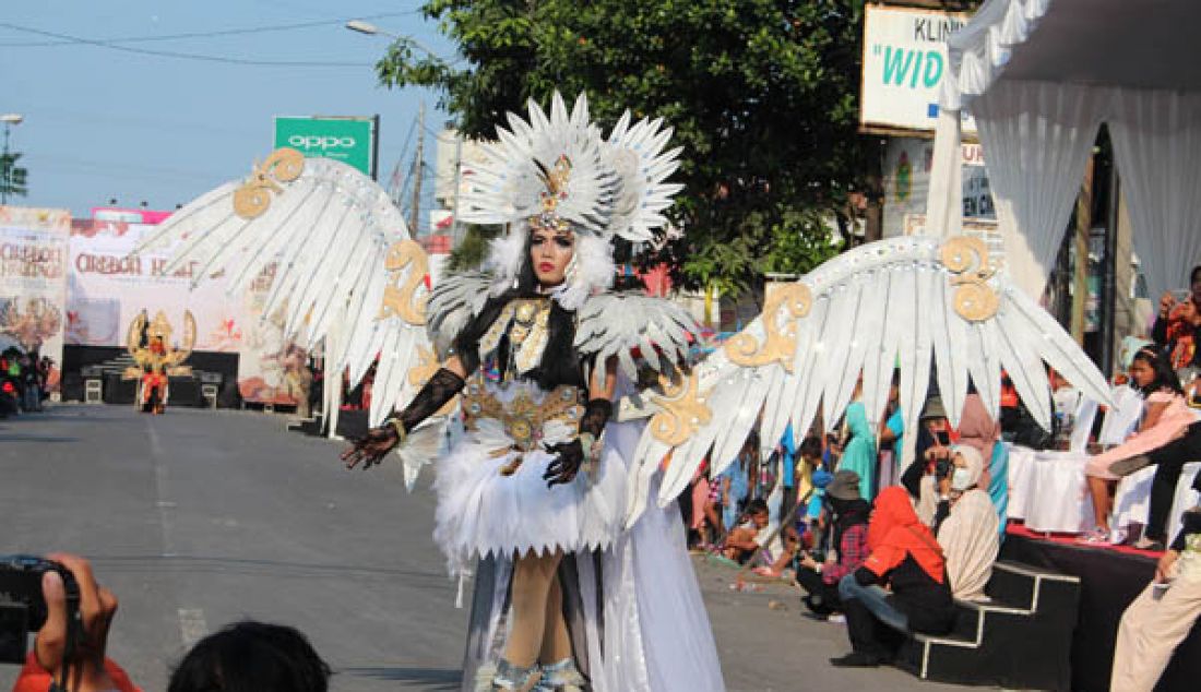 CIREBON HERITAGE: Sejumlah model memamerkan karya-karya desainer dengan ciri khas Batik Cirebon Mega Mendung pada festival Cirebon Heritage di Jl Tuparev, Minggu (14/5). - JPNN.com