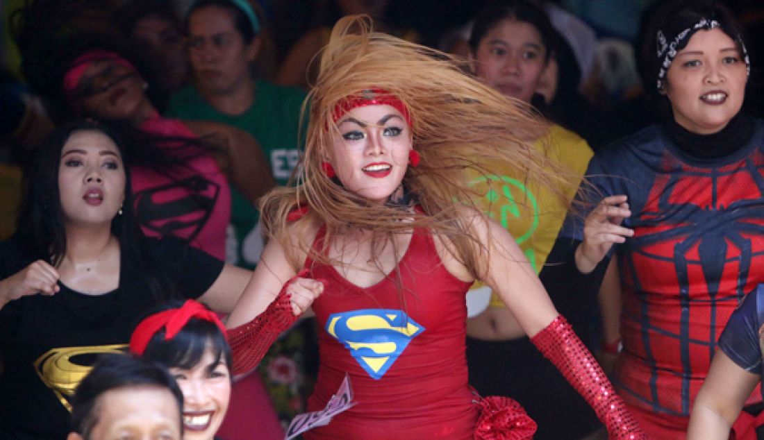 Superhero meramaikan gelaran zumba party di hotel tugu malang, minggu (14/5). Acara tersebut diikuti puluhan wanita muda kota malang yang kian gandrung pada zumba. - JPNN.com