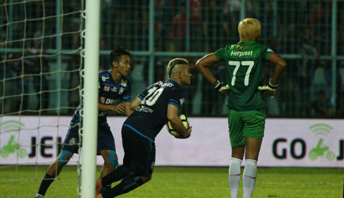 Gonzales penyerang Arema fc menyelamatkan timnya dari kekalahan atas madura united dalam lanjutan liga 1 gojek traveloka di stadion Kanjurahan Malang, skor akhir 1 - 1. - JPNN.com