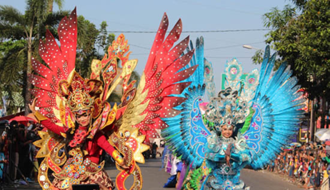 CIREBON HERITAGE: Sejumlah model memamerkan karya-karya desainer dengan ciri khas Batik Cirebon Mega Mendung pada festival Cirebon Heritage di Jl Tuparev, Minggu (14/5). - JPNN.com