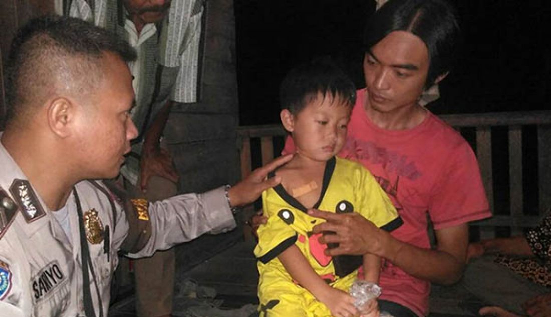 DISAMBAR. Jastin, bocah enam tahun menderita luka robek di dada dan pipinya karena disambar buaya di Sungai Mempawah, Minggu (14/5). - JPNN.com