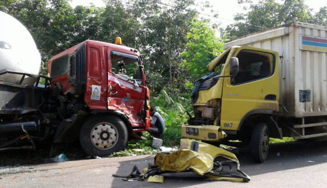 Akibat tak kuasa menahan ngantuk, Anhar (35), sopir truk BG 8564 UR bermuatan barang minimarket itu tak mampu mengendalikan laju kendaraannya. Truk kemudian menabrak fuso BG 1524 ST bermuatan LPG di ruas Jalan Lintas Tengah (Jalinteng), wilayah Desa Bailagu Timur, Kecamatan Sekayu, Senin (15/5). - JPNN.com